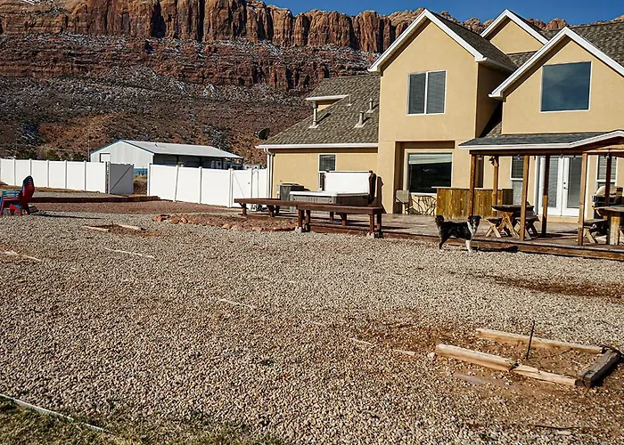 Moab Desert Home, 4 Bedroom Private House, Sleeps 10, Pet Friendly