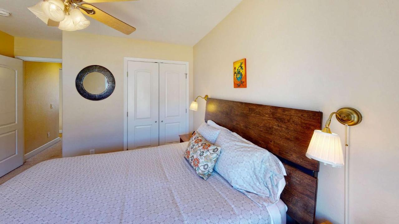 Desert Home, 4 Bedroom Private House, Sleeps 10, Pet Friendly Holiday home *
